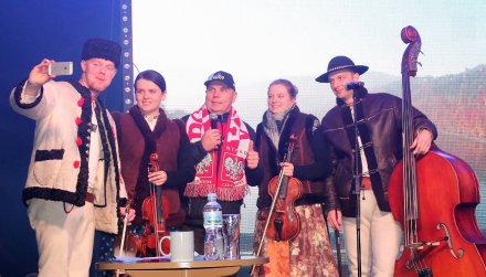 Kapela i prowadzący robią sobie pamiątkowe zdjęcie